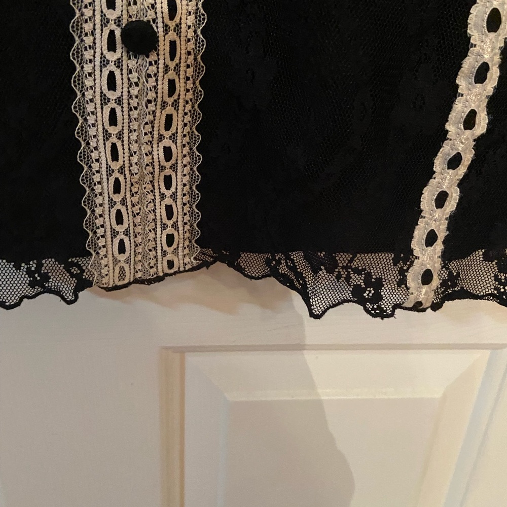 Lace v-neck tank - Picture 4 of 8